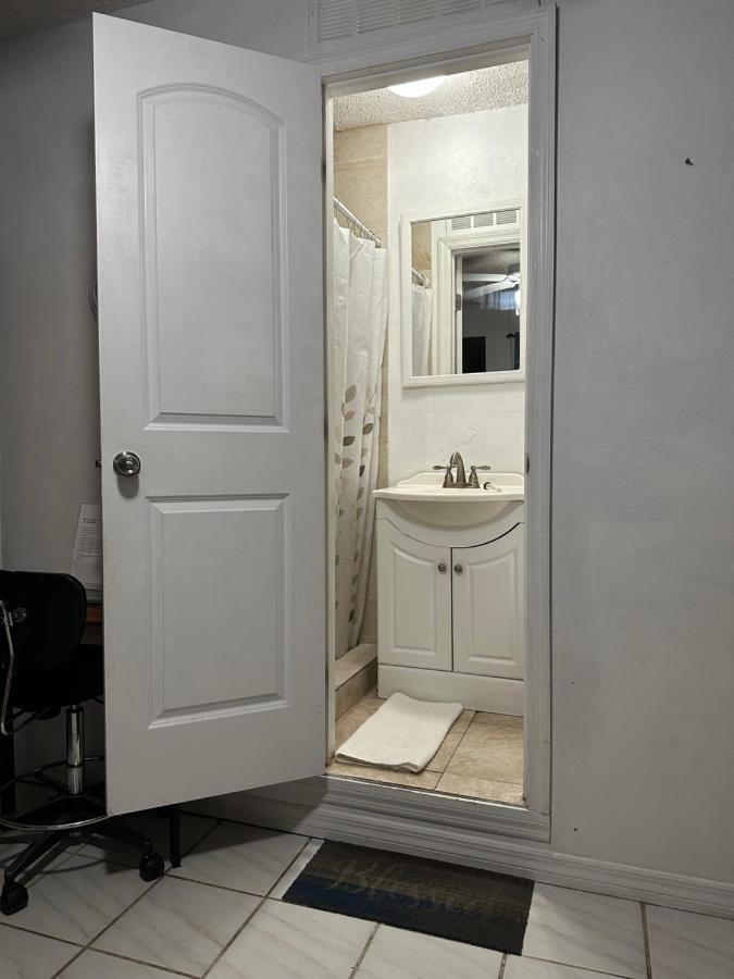Cozy Queen Bed Studio With 60 Inch Smart Tv, Netflix, Airplay, Mini-Fridge, And 500 Mbps Wifi Near Fiu, Dolphin Mall, Airport Miami Dış mekan fotoğraf